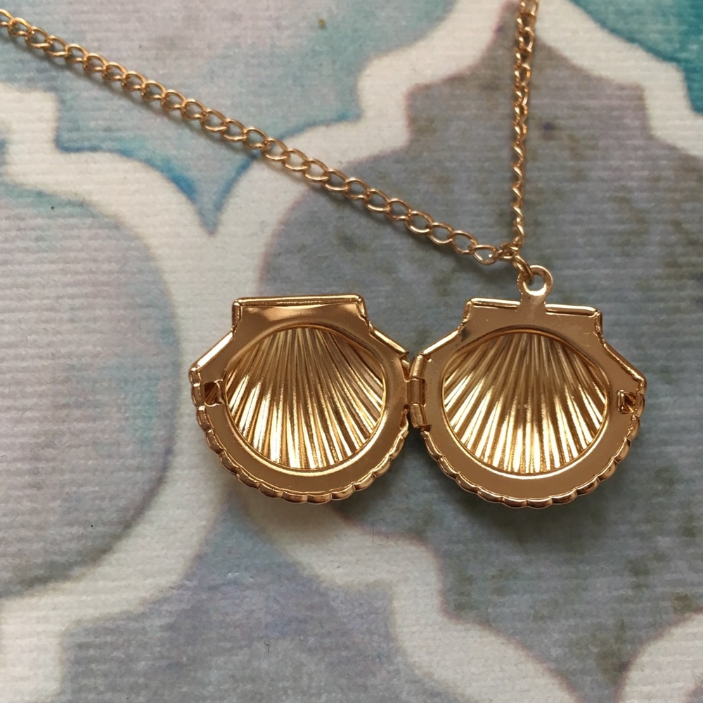 🧜🏽♀️ Shell Locket Necklace NWT - Picture 3 of 4